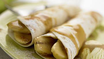 Süße Tortillas mit Bananen und Karamellsauce