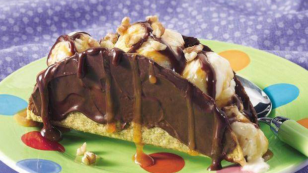 Tacos à la glace vanille avec glaçage au chocolat